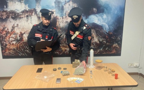 Spaccio a Lonato del Garda: nascondeva in casa cocaina, hashish e marijuana, arrestato