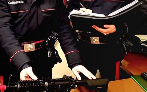 Spara con un fucile verso il municipio e danneggia la bandiera: scatta la denuncia