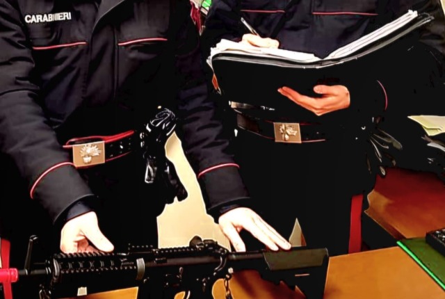 Spara con un fucile verso il municipio e danneggia la bandiera: scatta la denuncia