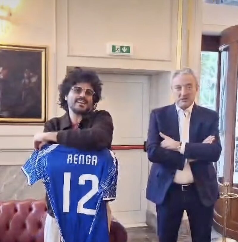 Union Brescia: il presidente Giuseppe Pasini consegna a Francesco Renga la maglia a Sanremo