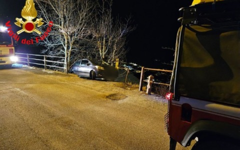 Vezza d’Oglio: segue il navigatore e finisce con l’auto in una strada stretta incapace di effettuare manovre
