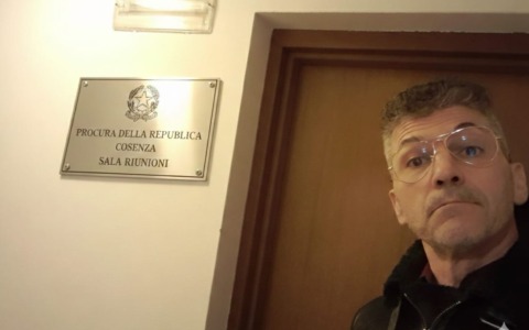 Con Photoshop, AI e  furbizia riesce a «smascherare» il truffatore