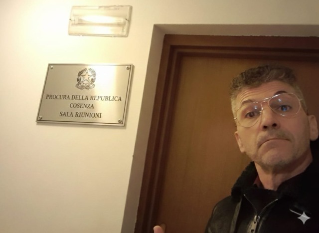 Con Photoshop, AI e  furbizia riesce a «smascherare» il truffatore