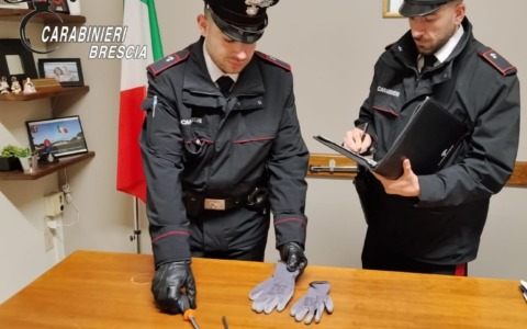 Ruba in un’abitazione e tenta la fuga: fermato dopo un’inseguimento