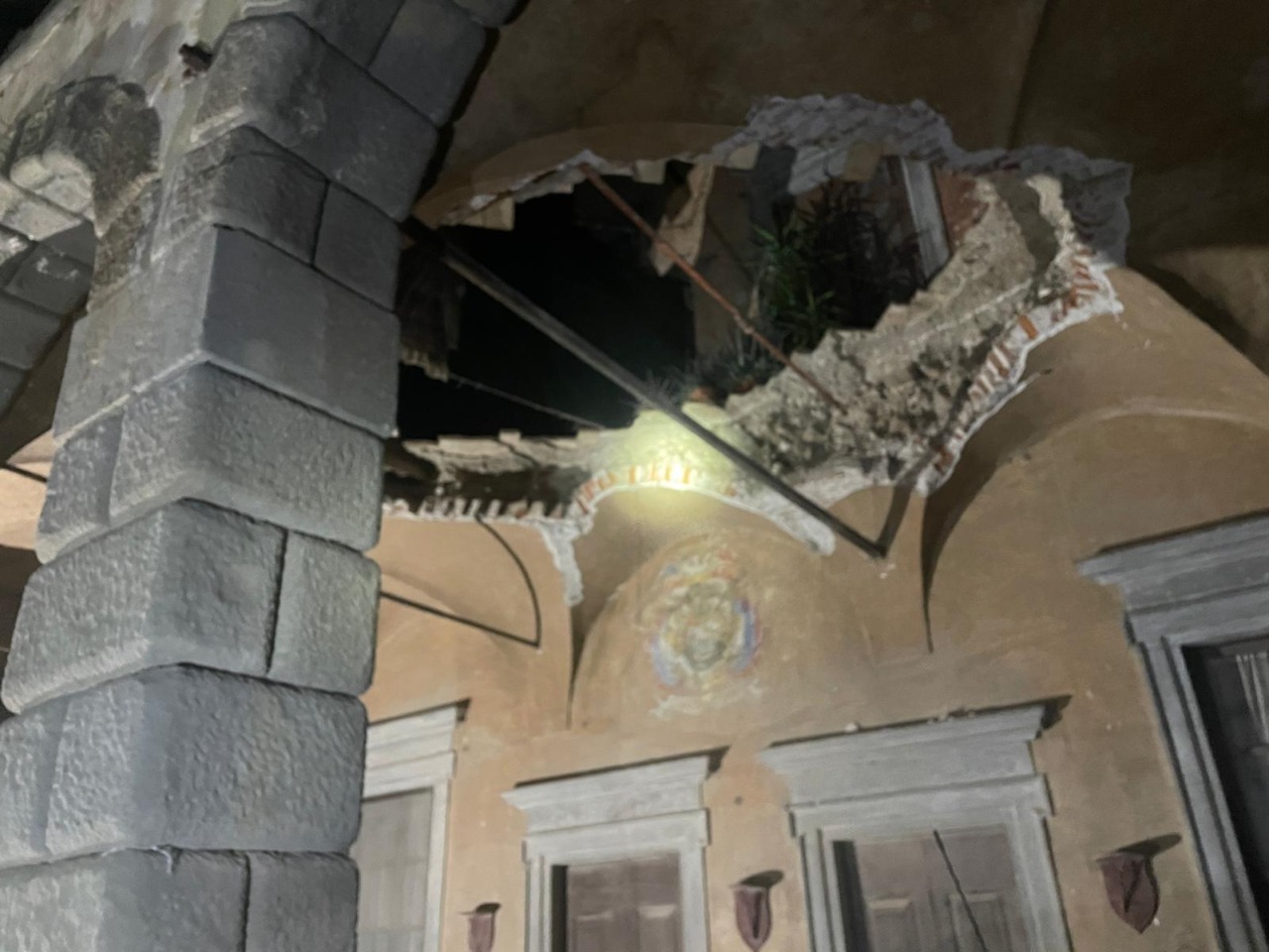 Capriolo, crolla terrazzo di una dimora storica: ora è inagibile