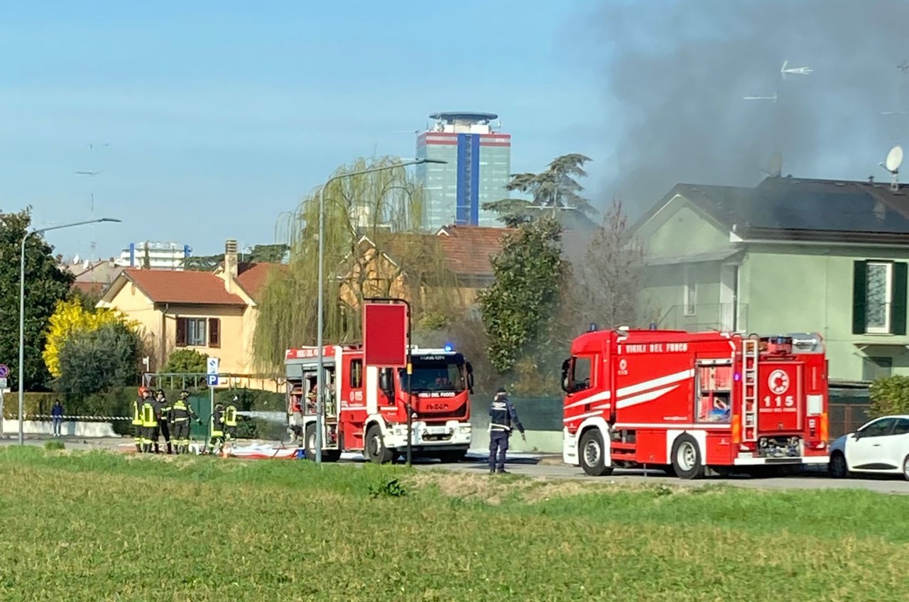 Auto in fiamme in via Amendola: nessun ferito, chiusa la strada