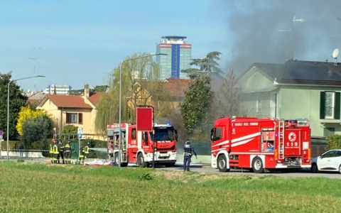 Auto in fiamme in via Amendola: nessun ferito, chiusa la strada