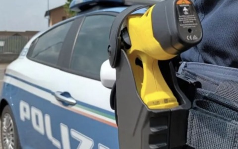 21enne minaccia madre e fidanzata con un coltello tra le mura di casa, bloccato con il taser
