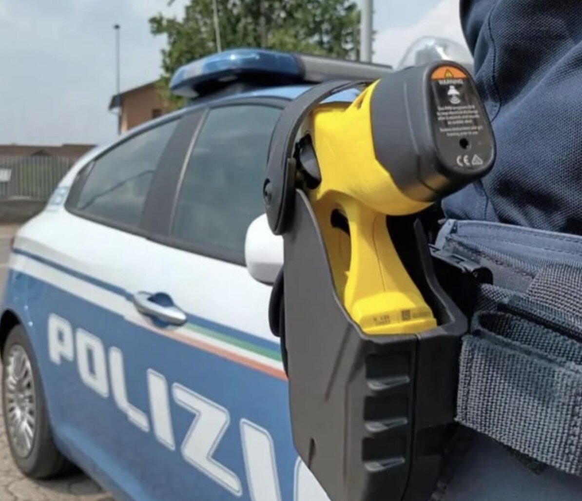 21enne minaccia madre e fidanzata con un coltello tra le mura di casa, bloccato con il taser