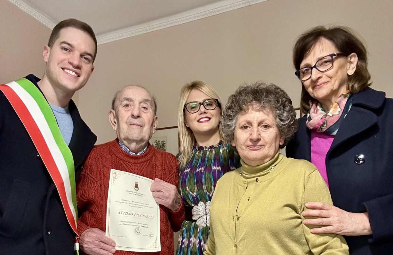 La comunità festeggia i 104 anni di Attilio Picinelli, memoria storica del paese