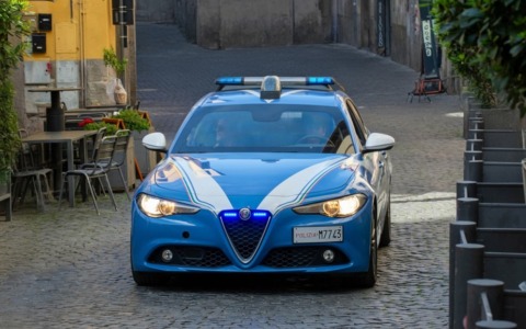 Brescia, rapina un minorenne e lo minaccia di morte per riavere il telefono: arrestato