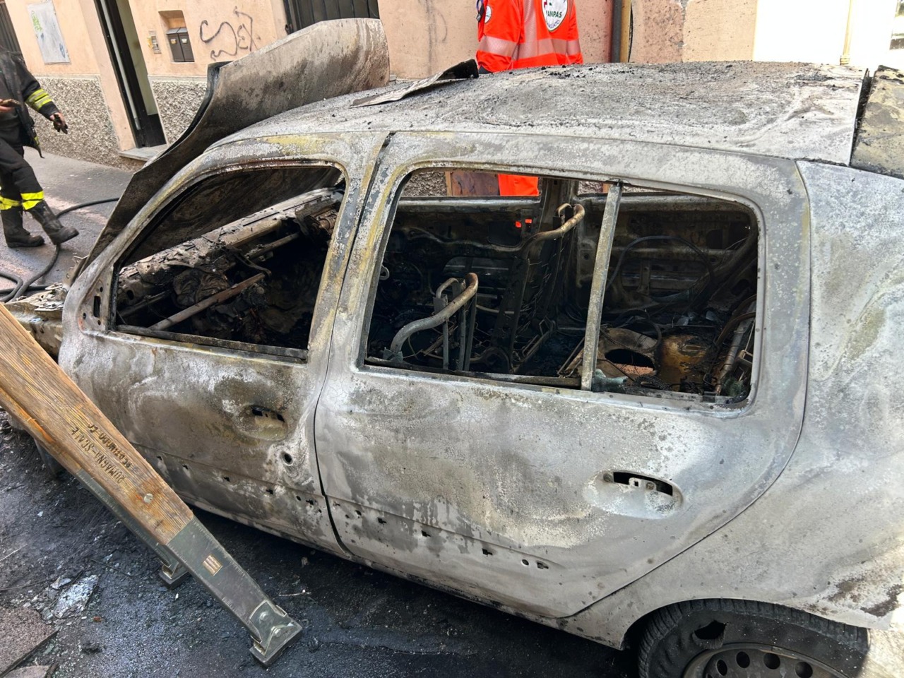 Travagliato: auto divorata dalle fiamme, salvo il conducente