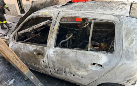 Travagliato: auto divorata dalle fiamme, salvo il conducente