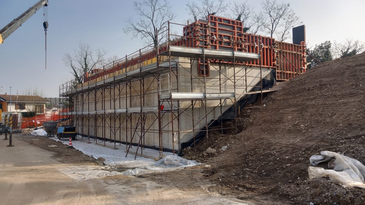 Continuano i lavori del ponte di via Labirinto in città