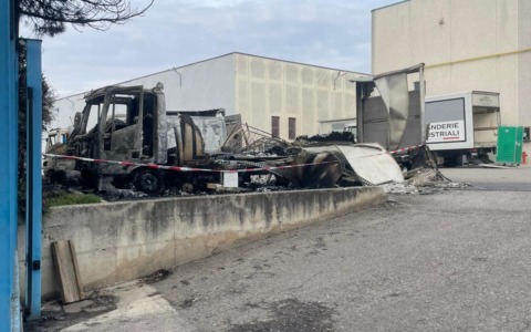 Bedizzole: a fuoco sei mezzi in sosta