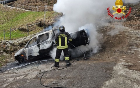 Bienno: a fuoco un pik up, intervengono i Vigili del Fuoco