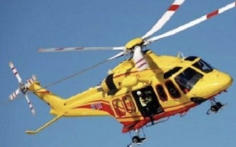 Cade dal ponteggio di un cantiere a Manerba del Garda, arriva l’elisoccorso