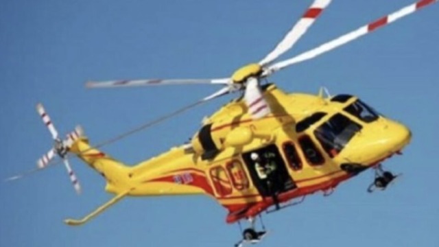 Cade dal ponteggio di un cantiere a Manerba del Garda, arriva l’elisoccorso