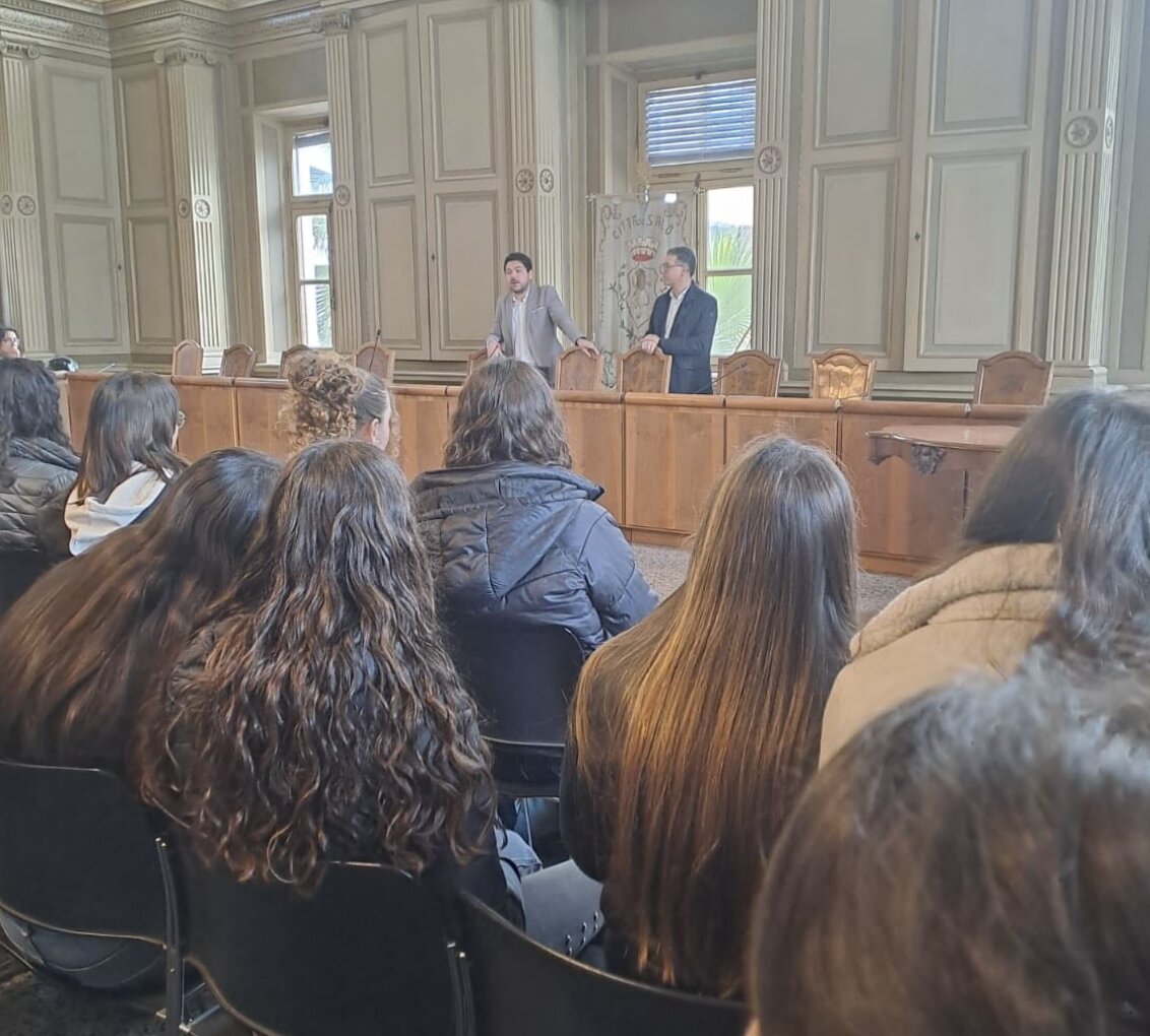 Dai Paesi Bassi a Salò: il sindaco Cagnini accoglie in Municipio un gruppo di studenti Erasmus