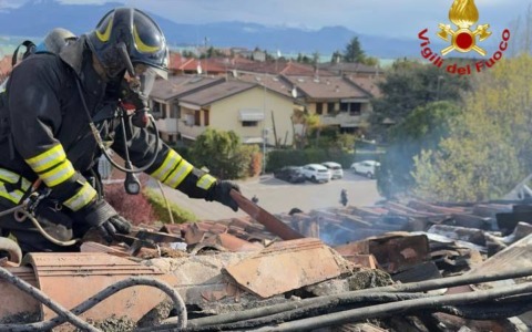 Desenzano del Garda: a fuoco il tetto di un’abitazione