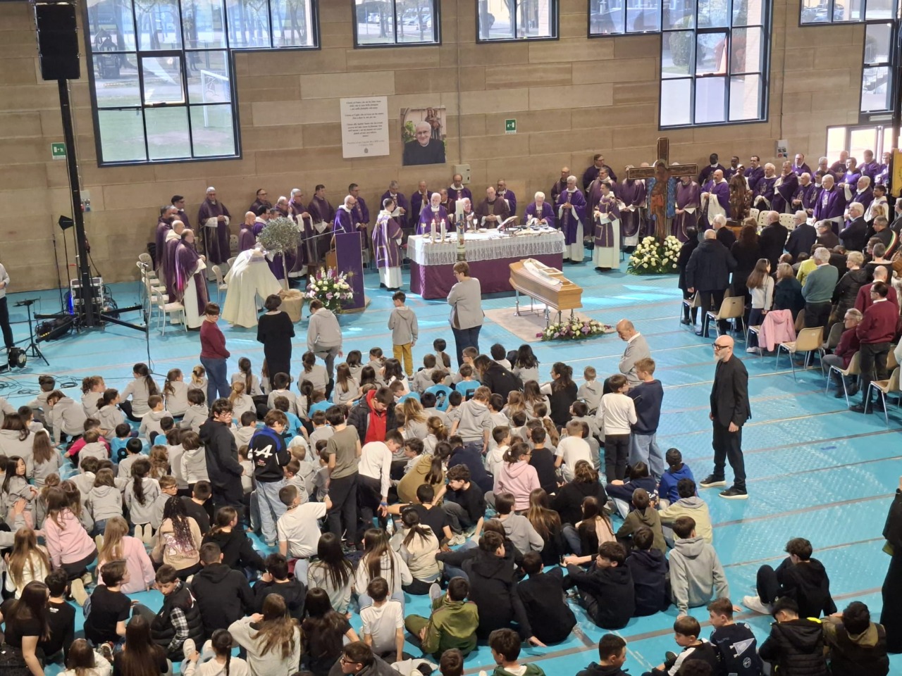 Don Eugenio Riva: grande partecipazione ai funerali a Chiari