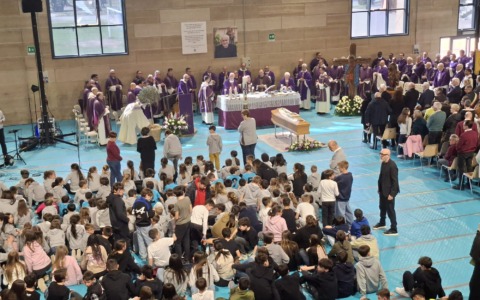 Don Eugenio Riva: grande partecipazione ai funerali a Chiari