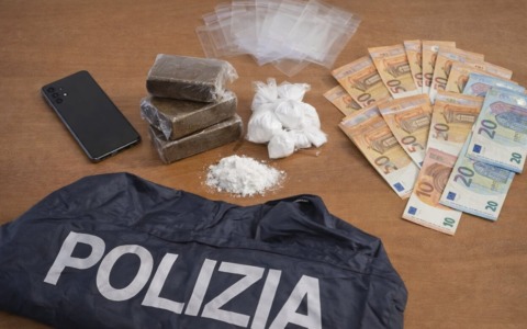 Droga: sequestrati 2 etti e mezzo di cocaina e hashish, in manette un 21enne