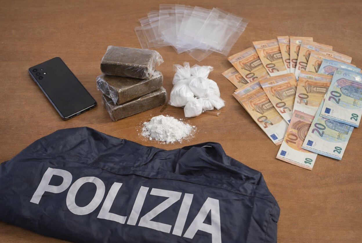 Droga: sequestrati 2 etti e mezzo di cocaina e hashish, in manette un 21enne
