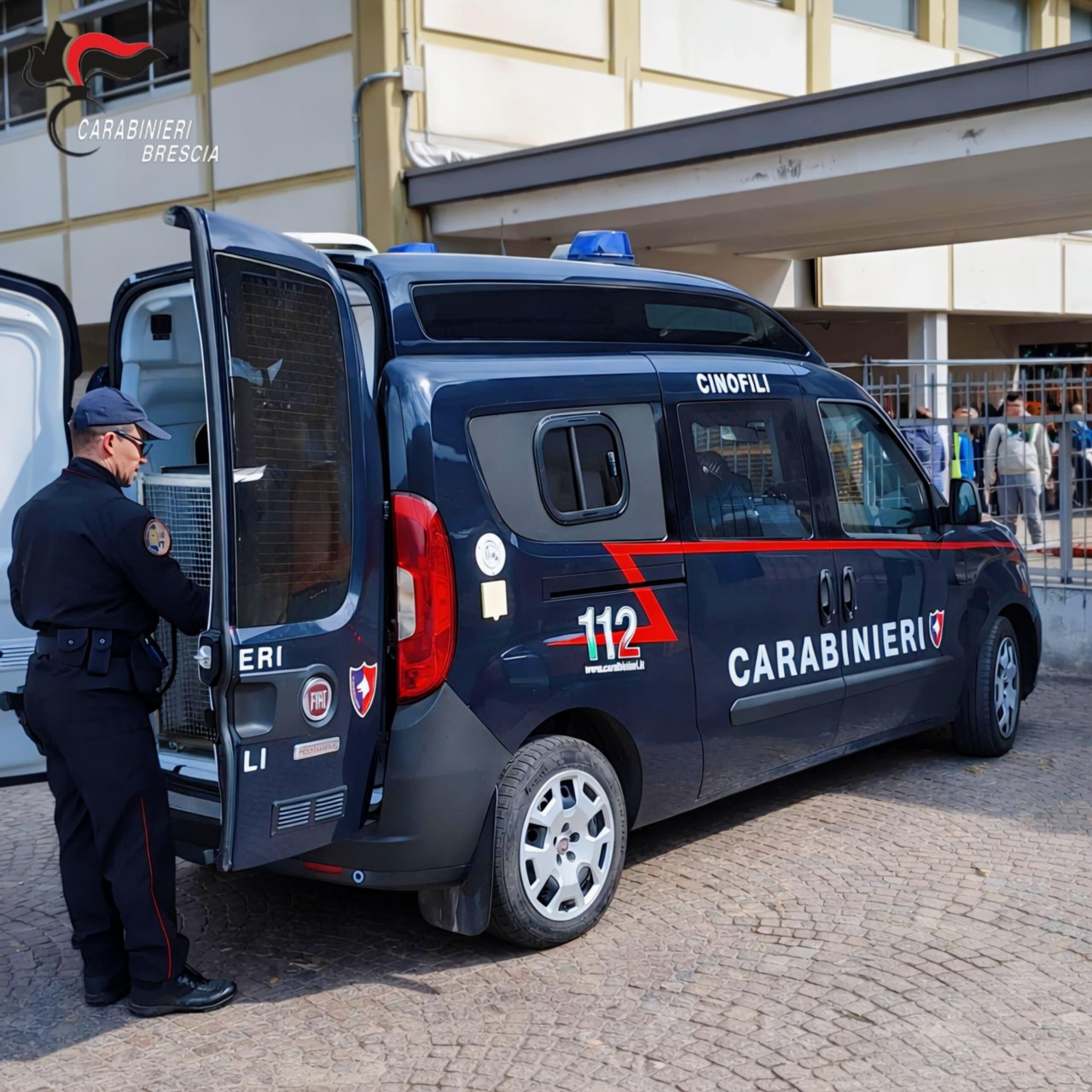 Edolo: studente minorenne trovato con droga e coltello a serramanico in classe