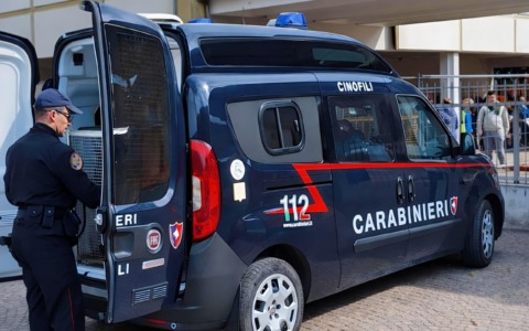 Edolo: studente minorenne trovato con droga e coltello a serramanico in classe