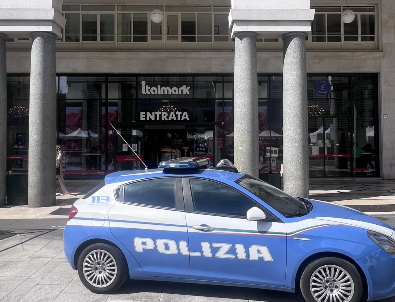 Furto all’Italmark di piazza Vittoria: 27enne arrestato