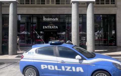 Furto all’Italmark di piazza Vittoria: 27enne arrestato