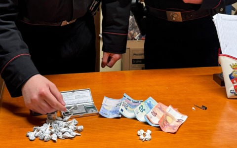 Ghedi: tenta di fuggire con la bicicletta ma viene arrestato per spaccio, trovate cocaina e hashish