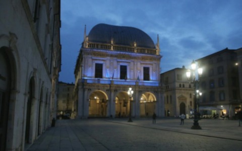 Giornata Mondiale della Consapevolezza sull’autismo: Palazzo Loggia si illumina di blu