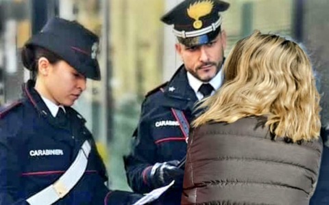 Perseguita la ex compagna e la blocca su un autobus: arrestato