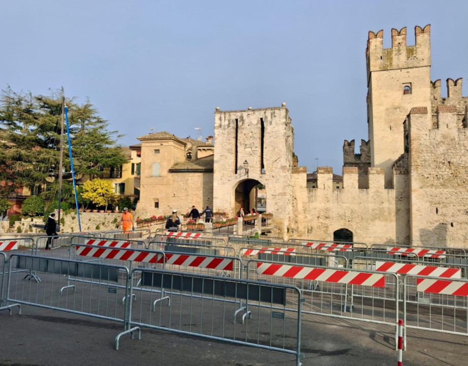 Il piano contro l’overtourism preoccupa le attività sirmionesi