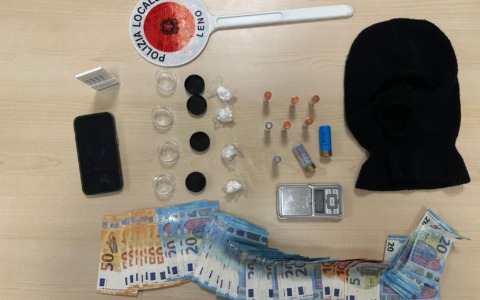 Leno: trovato con 14 dosi di cocaina e 1.400 euro in contanti, arrestato