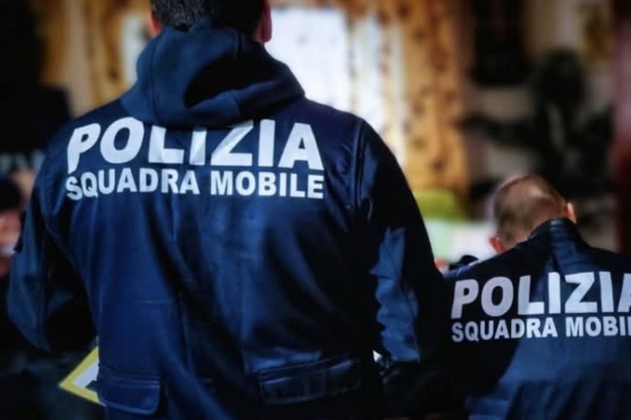 Lo attirano con una scusa in un garage e lo rapinano: due giovani arrestati