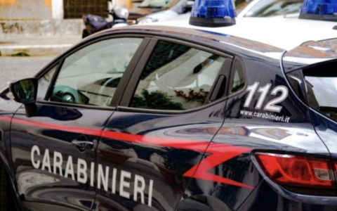 Marito violento picchia la moglie con dei tubi di metallo, il figlio di 9 anni chiama i carabinieri