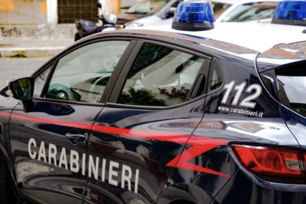 Marito violento picchia la moglie con dei tubi di metallo, il figlio di 9 anni chiama i carabinieri