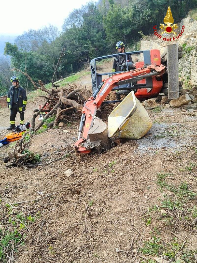 Monte Maddalena: si ribalta con l’escavatore, nulla da fare per un 58enne