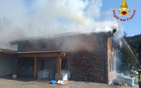 Piancogno: a fuoco il tetto in legno di un rifugio
