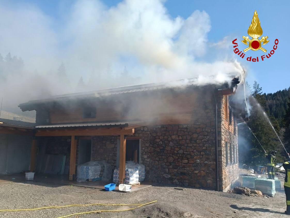 Piancogno: a fuoco il tetto in legno di un rifugio