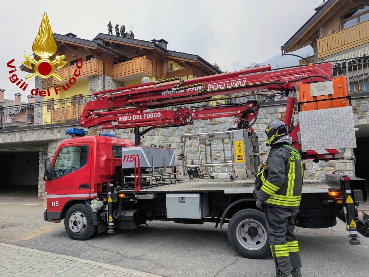 Ponte di Legno: a fuoco una canna fumaria con tetto in legno