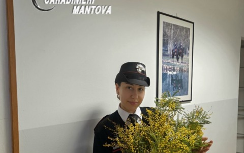 Presenta una denuncia e poi torna in caserma portando una mimosa alla carabiniera