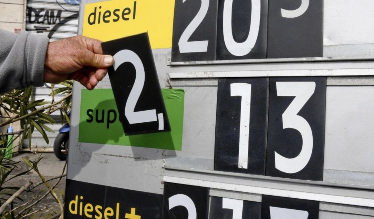 Prezzi della benzina gonfiati, la colpa è della ditta che gestisce i tabelloni luminosi