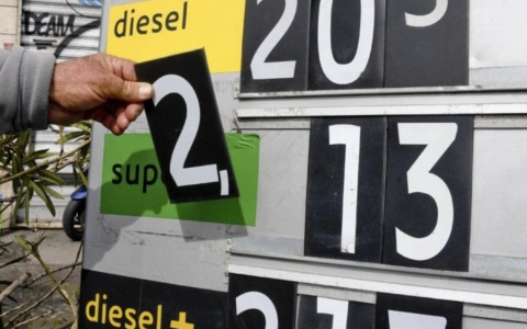 Prezzi della benzina gonfiati, la colpa è della ditta che gestisce i tabelloni luminosi