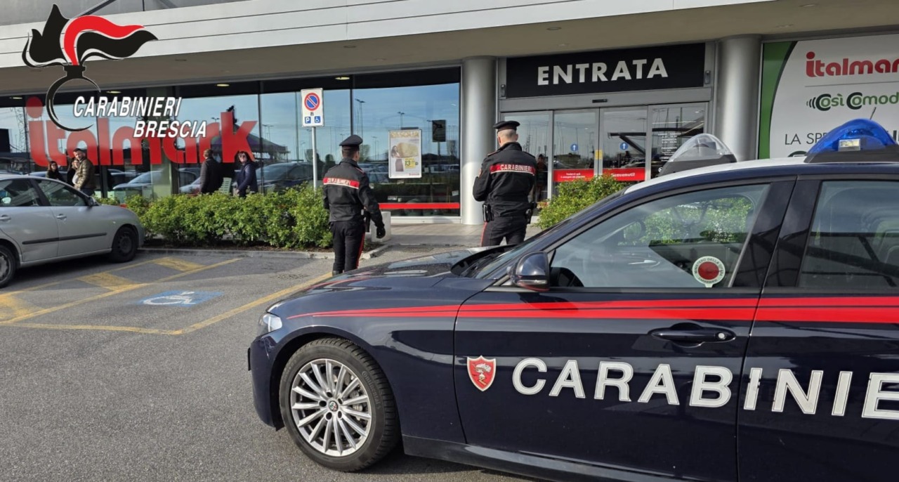 Ruba cinque bottiglie di alcolici al supermercato e colpisce un dipendente: 32enne arrestato