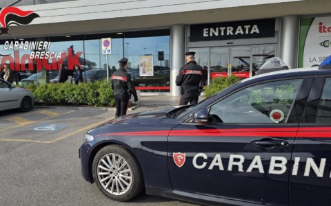 Ruba cinque bottiglie di alcolici al supermercato e colpisce un dipendente: 32enne arrestato