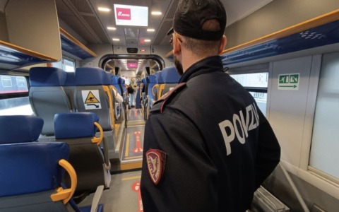 Rubano uno zaino a bordo del treno e aggrediscono i poliziotti: due in manette